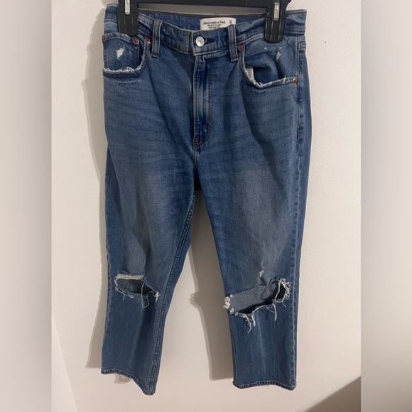Abercrombie & Fitch Ultra High Rise Ankle Straight Jean - 4S - Picture 4 of 6
